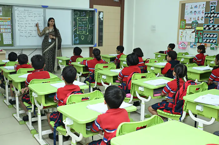 student-with-teacher-in-classroom-gdgis-jabalpur